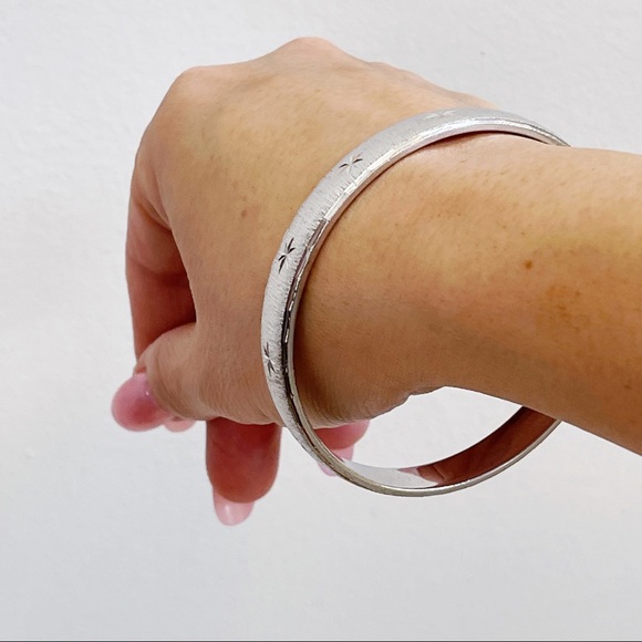 Vintage Monet Silver Tone Etched Stars Pretty Bangle Bracelet Elegant - Picture 2 of 12